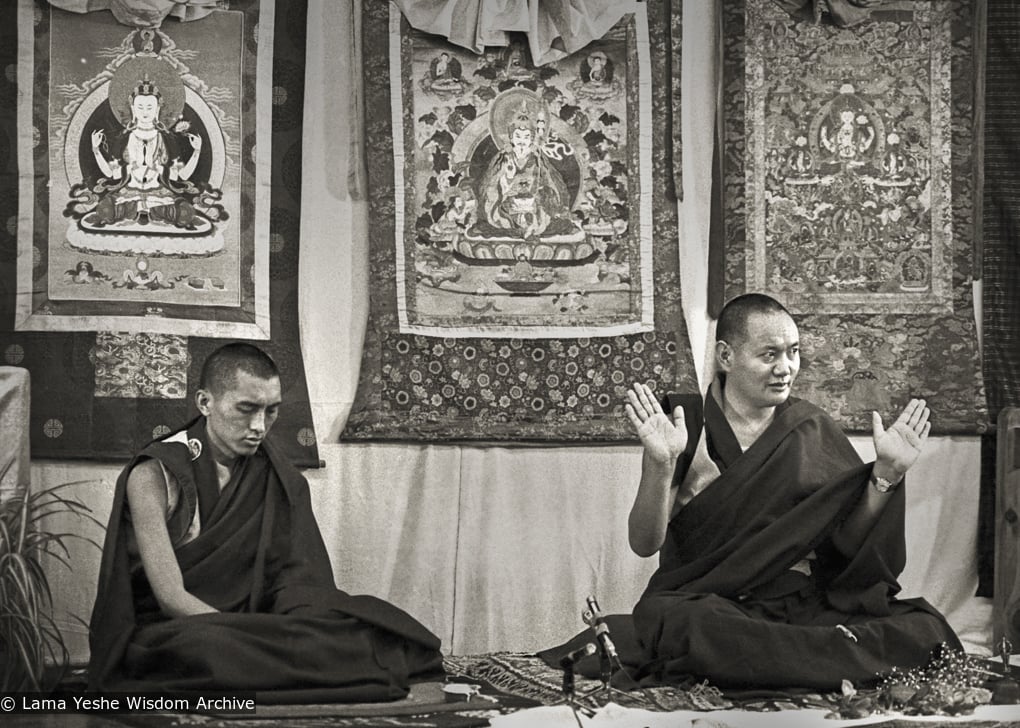 (06259_ng-3.jpg) Lama Yeshe and Lama Zopa teaching at Royal Holloway College