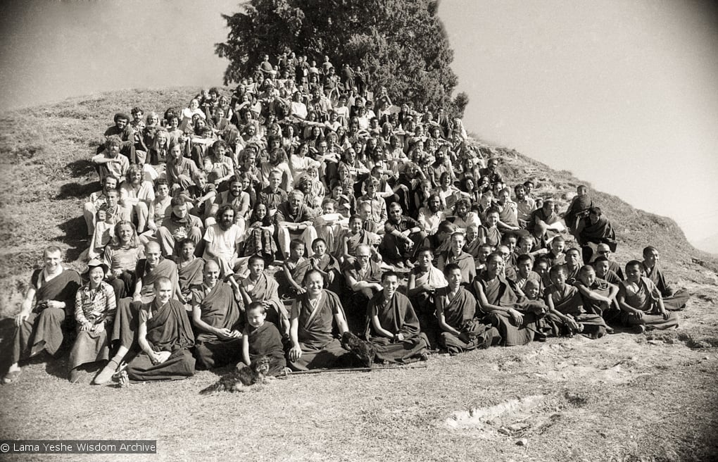 (08533_ng-2.psd) Group portrait at the end of the Ninth Meditation Course, Kopan Monastery, Nepal, 1976. To the left of Lama Yeshe is Yangsi Rinpoche, to the right of Lama Zopa Rinpoche is Lama Lhundrup and Lama Pasang.