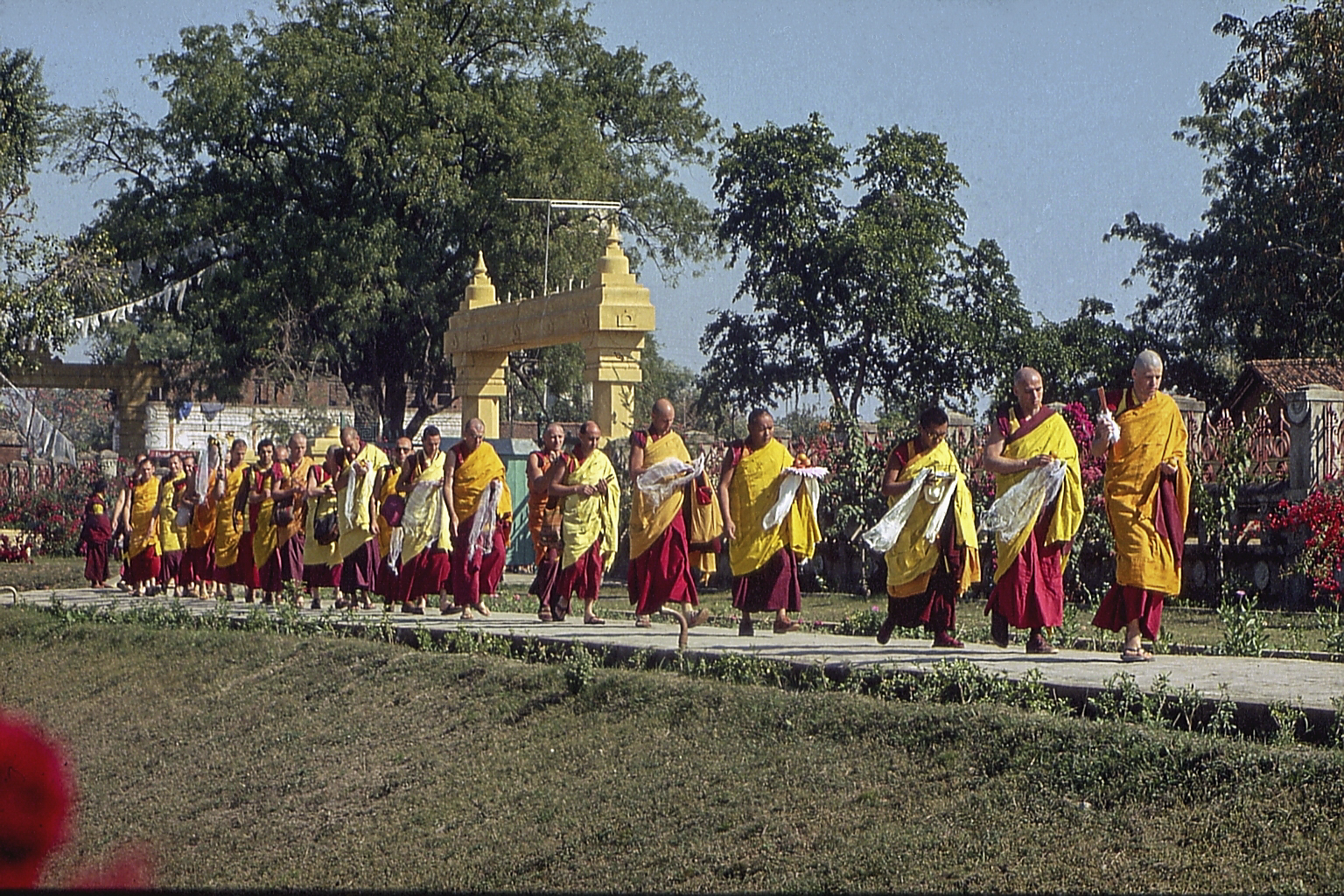 (13721_ud-3.psd) Lama Yeshe and Lama Zopa Rinpoche with International Mahayana Institute Sangha, Bodhgaya, India, 1982. Dieter Kratzer (photographer)