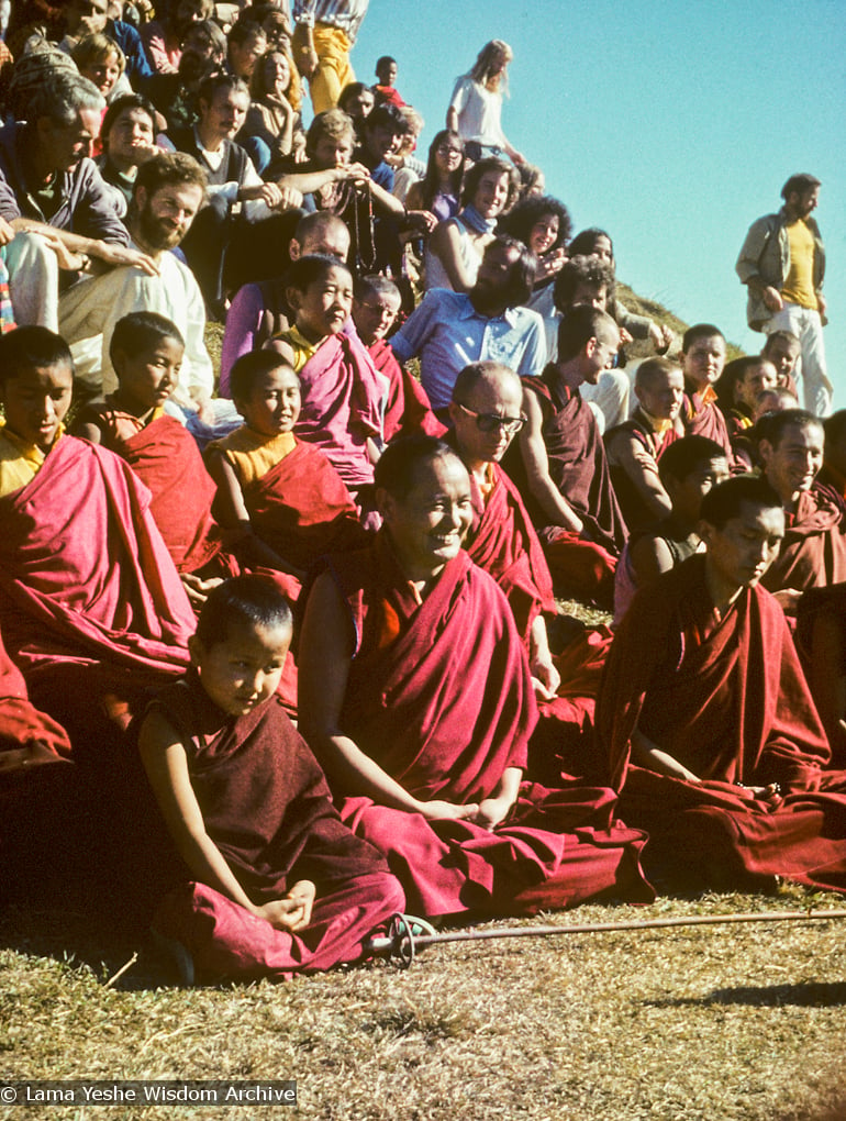 (07698_ng-2.psd) Group portrait at the end of the Ninth Meditation Course, Kopan Monastery, Nepal, 1976. To the left of Lama Yeshe is Yangsi Rinpoche, to the right of Lama Zopa Rinpoche is Lama Lhundrup and Lama Pasang.