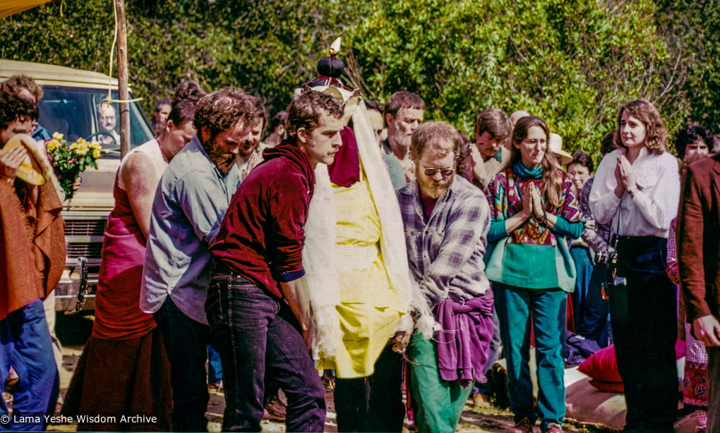 (33509_pr-3.psd) Body of Lama Yeshe carried by Bill Kane, Tom Waggoner, John Mckay, Vajrapani Institute, California, 1984. Åge Delbanco (photographer)