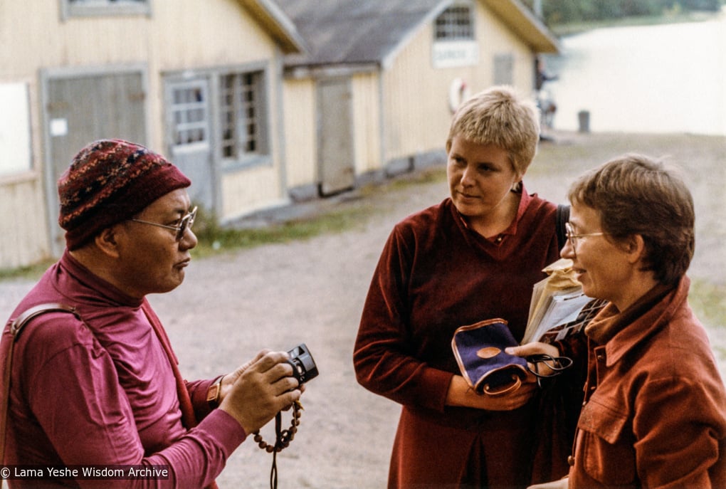 (33647_pr-3.psd) Lama Yeshe with Gun Johansson and Karin Valham in Väddö, Sweden, 1983. Jeff Nye (photographer)