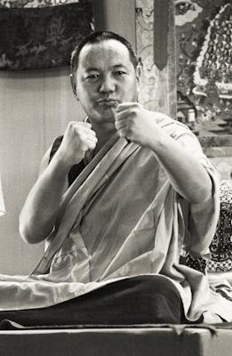 Lama Yeshe teaching at Yucca Valley California, 1977. Photo: Carol Royce-Wilder. 