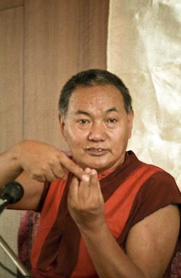 Lama Yeshe teaching in Geneva, Switzerland, 1983. Photo: Ueli Minder.