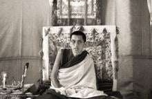 (07734_ng-2.psd) Lama Zopa Rinpoche teaching during the 9th Meditation Course, Kopan Monastery, Nepal, 1976.