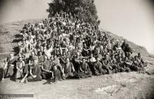 (08533_ng-2.psd) Group portrait at the end of the Ninth Meditation Course, Kopan Monastery, Nepal, 1976. To the left of Lama Yeshe is Yangsi Rinpoche, to the right of Lama Zopa Rinpoche is Lama Lhundrup and Lama Pasang.