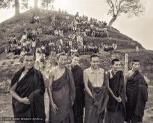 (15201_ng.psd) Anila Ann, Lama Yeshe, Lama Zopa Rinpoche, and Lama Lhundrup in group photos from the Fourth Meditation Course, Kopan Monastery, Nepal,1973. The two monks on the left are from Sera Monastery, India — Lama Lhundrup is on the far right.