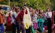 (33509_pr-3.psd) Body of Lama Yeshe carried by Bill Kane, Tom Waggoner, John Mckay, Vajrapani Institute, California, 1984. Åge Delbanco (photographer)