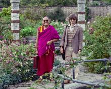 (39404_sl-3.JPG) Lama Yeshe and Geoff Jukes, Kew Gardens, London, 1982.