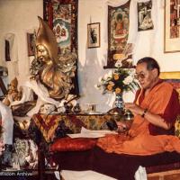 (05684_pr-3.JPG) Lama Yeshe (with statue of Lama Tsongkhapa in background) teaching at Istituto Lama Tzong Khapa, Pomaia, Italy, 1983. Tom Waggoner (photographer)