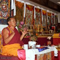 (05738_ng-3.jpg) Lama Yeshe teaching at Vajrapani Institute, Boulder Creek, California, 1983. Åge  Delbanco (photographer)