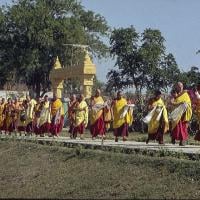 (13721_ud-3.psd) Lama Yeshe and Lama Zopa Rinpoche with International Mahayana Institute Sangha, Bodhgaya, India, 1982. Dieter Kratzer (photographer)