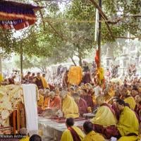 (16210_ng-3.TIF) H.H. 14th Dalai Lama teaching under the Bodhi Tree, Bodhgaya, 1982. Dan Laine (photographer)