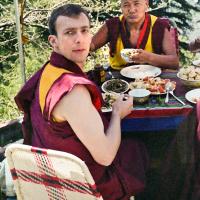 (22079_ng-3.jpg) Peter Kedge and Lama Yeshe having lunch, Tushita Retreat Centre, Dharamsala, India, 1982.