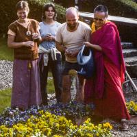 (38476_sl-3.jpg) Lama Yeshe with Merry Colony, Elizabeth Johnson and Tony Wengoborsky,
Institut Vajra Yogini, France, 1982.