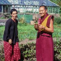 (39398_sl-3.jpg) Zia Bassam and Lama Yeshe in Manjushri Institute garden, England, 1978.