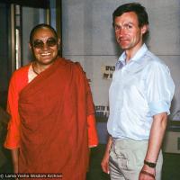 (39554_sl-3.jpg) Harvey Horrocks with Lama Yeshe at the Pisa airport, Italy, 1983.