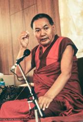 (04249_sl-2.psd) Lama Yeshe teaching in Geneva, Switzerland, 1983. Photos by Ueli Minder.