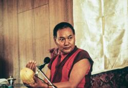 (04251_sl-2.psd) Lama Yeshe teaching in Geneva, Switzerland, 1983. Photos by Ueli Minder.