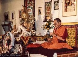 (05684_pr-3.JPG) Lama Yeshe (with statue of Lama Tsongkhapa in background) teaching at Istituto Lama Tzong Khapa, Pomaia, Italy, 1983. Tom Waggoner (photographer)