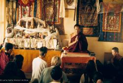 (09434_sl-2.psd) Lama Yeshe teaching, Fourth Meditation Course, Kopan Monastery, Nepal, 1973. Photo by Lynda Millspaugh.