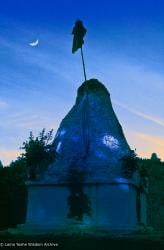 (09991_sl-3.psd) Cremation stupa of Lama Yeshe, Vajrapani Institute, California, 1984. Ricardo de Aratanha (photographer)