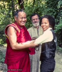 (12767_sl-3.tif) Lama Yeshe with Åge Delbanco and Jan Willis (Losang Chokyi), Vajrapani Institute, Boulder Creek, California, 1983. Åge Delbanco (photographer)