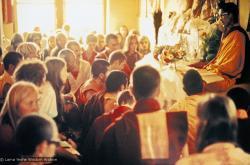 (15193_pr.psd) Lama Zopa Rinpoche teaching, Fourth Meditation Course, Kopan Monastery, Nepal, 1973. Photo by Lynda Millspaugh.