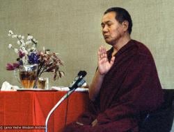 (22510_ng-3.jpg) Lama Yeshe teaching "A Letter to a King" at Dallas Brooks Hall, Melbourne, Australia, 1981.