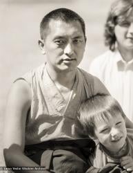 (25304_ng.TIF) Lama Zopa Rinpoche relaxing with children and students at Waterlow Park, Highgate,  London, 1983. Photos by Robin Bath.