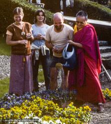 (38476_sl-3.jpg) Lama Yeshe with Merry Colony, Elizabeth Johnson and Tony Wengoborsky,
Institut Vajra Yogini, France, 1982.